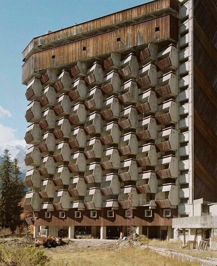 Гостиницу "Аманауз" на Домбае начали строить при СССР, но потом стройка остановилась, и здание так и не завершили - 1985