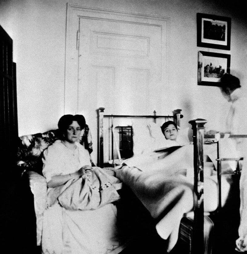 Императрица Александра Федоровна у постели своего сына, цесаревича Алексея Николаевича, 1914 год