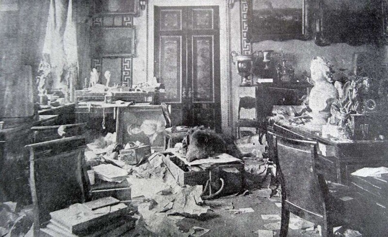 Разрушенный кабинет царя Николая II в Зимнем дворце, 1917 год, после Октябрьской революции