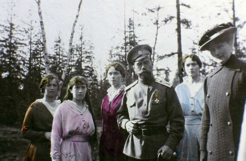 Царь Николай II с дочерьми: Марией, Анастасией, Ольгой, Татьяной