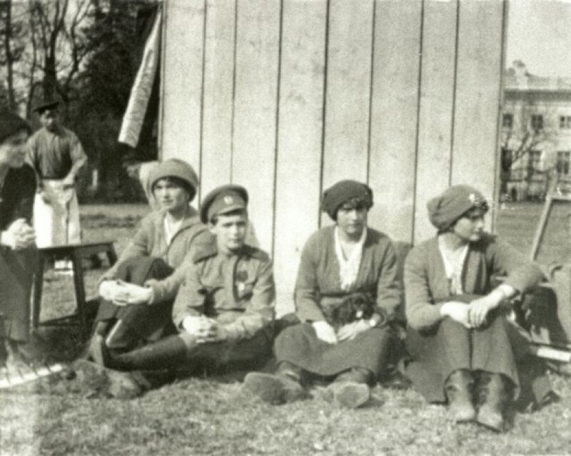 Алексей Романов и три великие княгини после отречения Николая II. Царское Село, март 1917 года