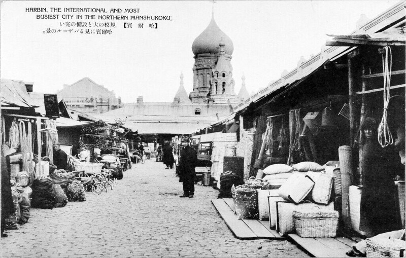 Храм святой Софии (сохранился) и центральный рынок города  1935 год
