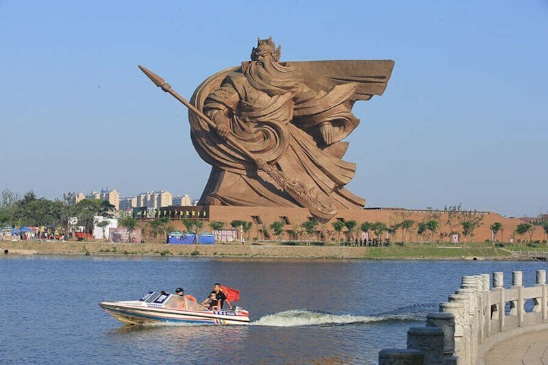 Статуя бога войны в Китае