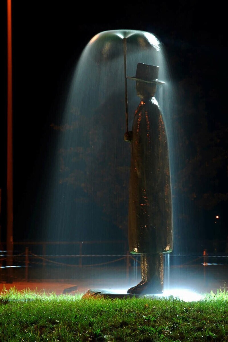 "Человек дождя", Италия. Скульптор Жан-Мишель Фолон