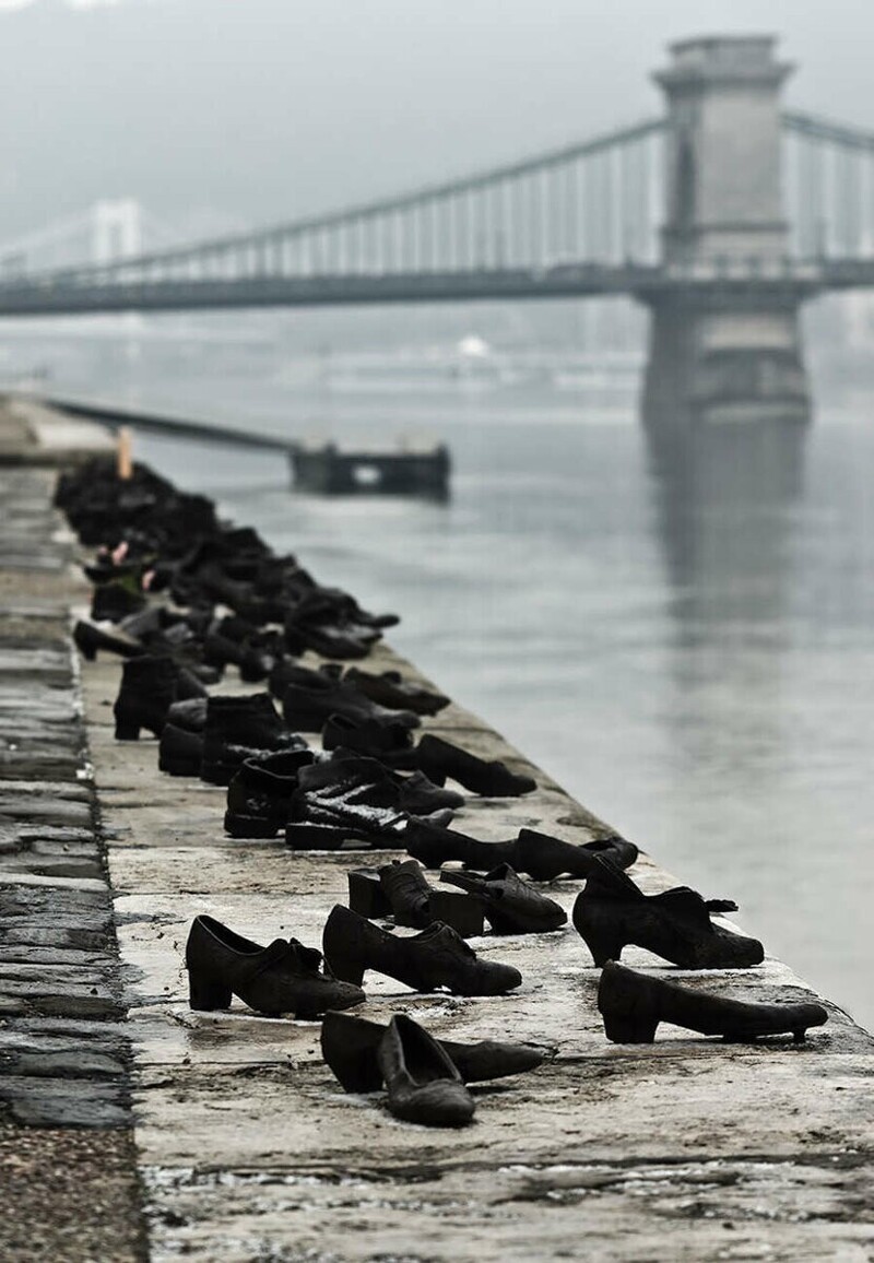 Обувь на Дунае от Кан Тогай и Дьюла Пауэр, Будапешт, Венгрия