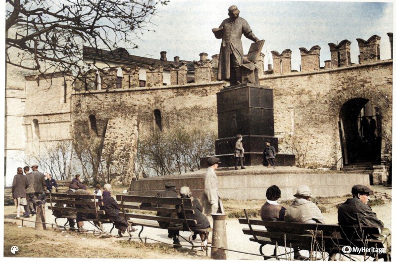 У памятника Федорову, Театральный проезд  1931 год