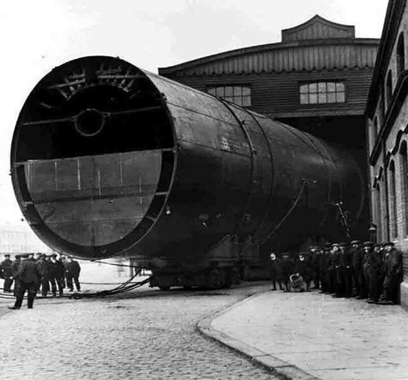 "Одна из четырех огромных дымовых труб Титаника. Белфаст, Великобритания, 1900-е годы