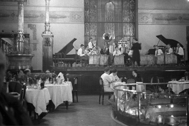 "Ресторан гостиницы "Метрополь". Москва. 1939 год. Позже Вилли Токарев пел: "Пойду куда-нибудь под музыку пожрать... "