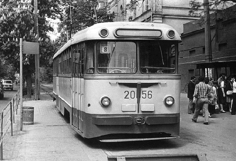 Трамвай КТВ-57 на конечной остановке маршрута №8 у Университета. Киев