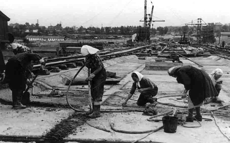 Сроительство Коммунального моста. Работа бетонщиц. Новосибирск, 1953 год