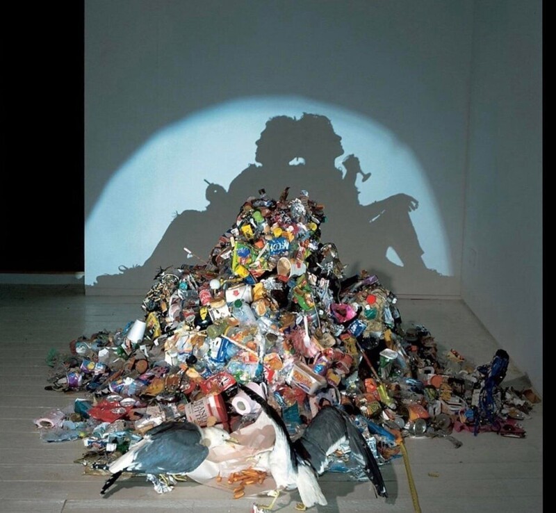Это теневое произведение искусства сделано из мусора