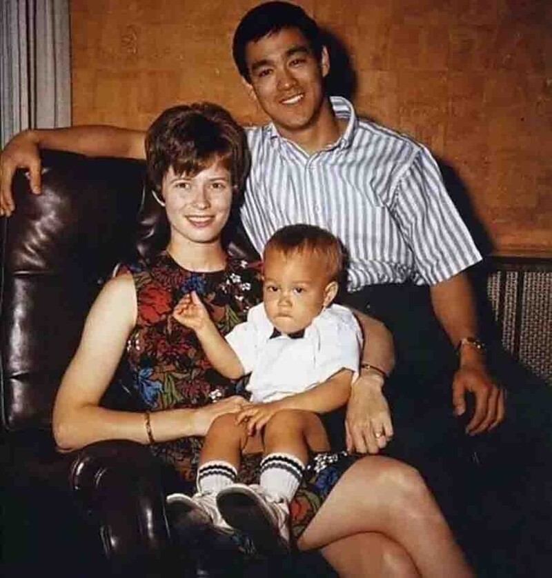 Брюс Ли с женой Линдой и сыном Брэндоном 1966 год