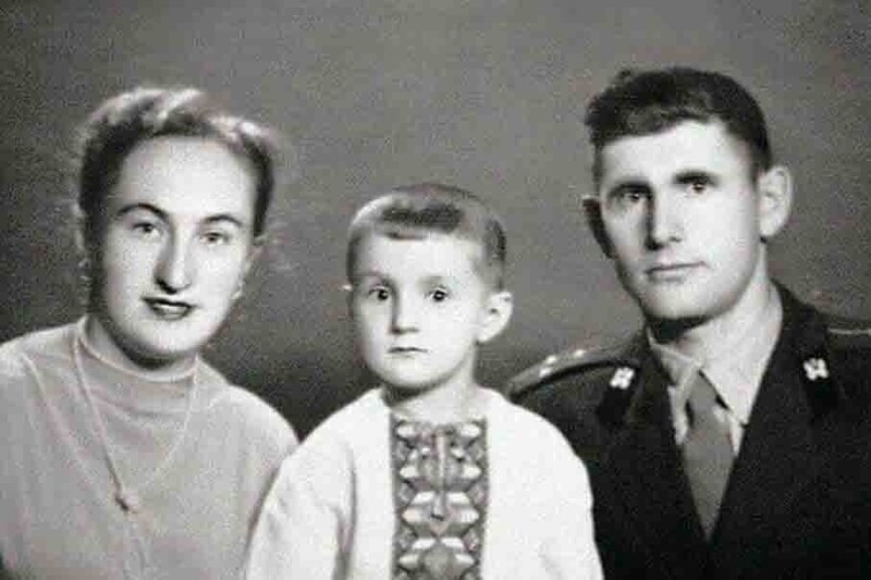 Маленький Леонид Ярмольник с родителями, папой Исааком и мамой Фаиной