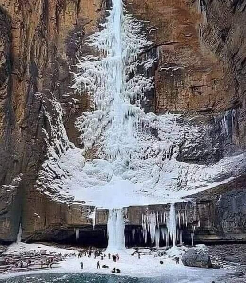 Самая красивая елка, образованная замерзшими струями водопада в Исландии.
