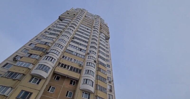 Врачи строят версии: как восьмиклассница выжила, упав с балкона 22 этажа