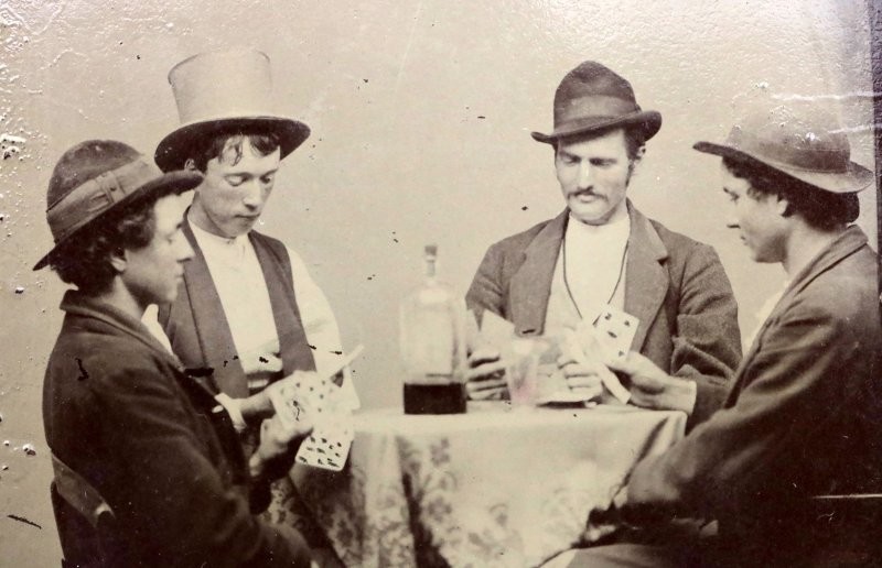3. Знаменитый американский преступник Билли Кид (в цилиндре) играет в карты (1877 год)
