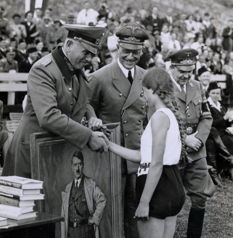 1. Голландской спортсменке вручают портрет Гитлера в качестве "трофея" (1941 год)