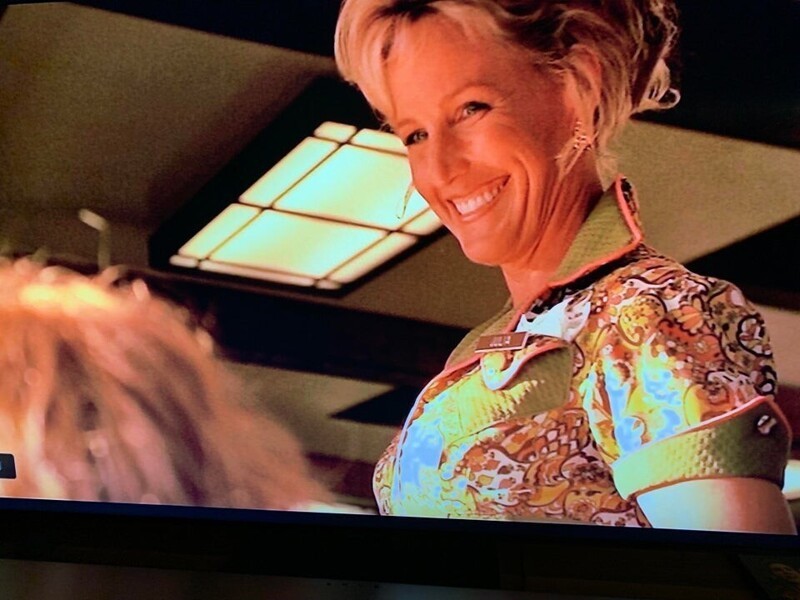 В фильме "Эрин Брокович" (2000) Эрин, которую играет Джулия Робертс, заказывает еду в ресторане. Ее обслуживает Джулия, которую играет сама Эрин Брокович