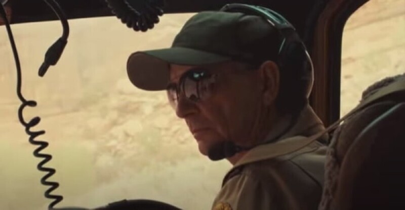 Пилот в фильме "127 часов" (2010), спасающий персонажа Арона Ралстона, на самом деле настоящий пилот (Терри Мерсер), который спасал Арона Ралстона в жизни
