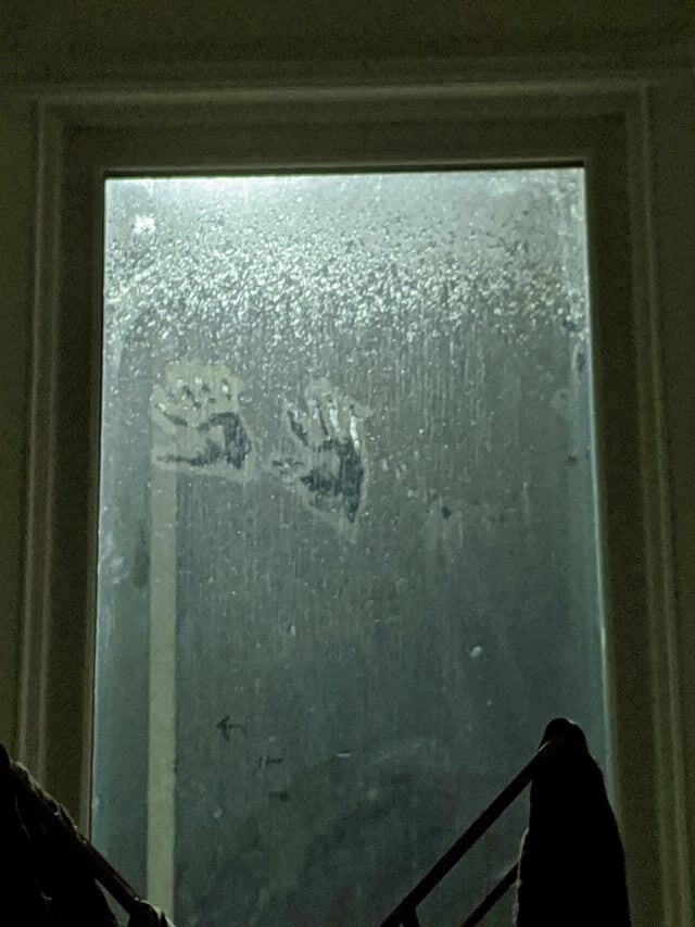 "Кто-то был снаружи нашего дома сегодня ночью. Странно, но это окно находится на высоте пяти метров..."