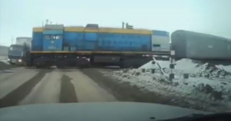 КамАЗ и тепловоз столкнулись на железнодорожном переезде в Казахстане