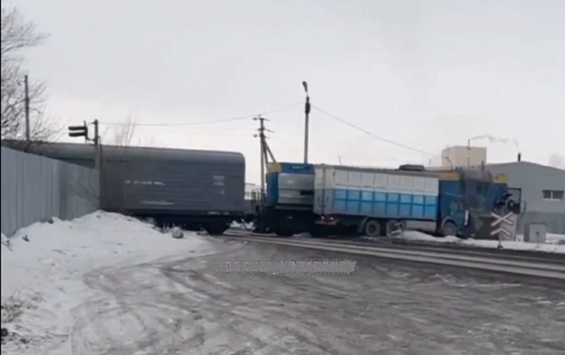 КамАЗ и тепловоз столкнулись на железнодорожном переезде в Казахстане