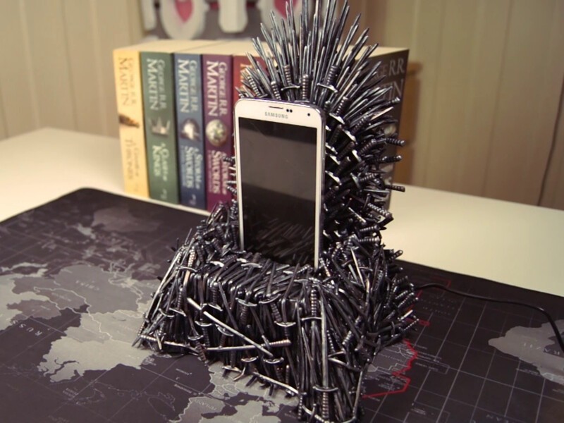 Этот трон-зарядник сделан из пластика, так что никаких царапин.