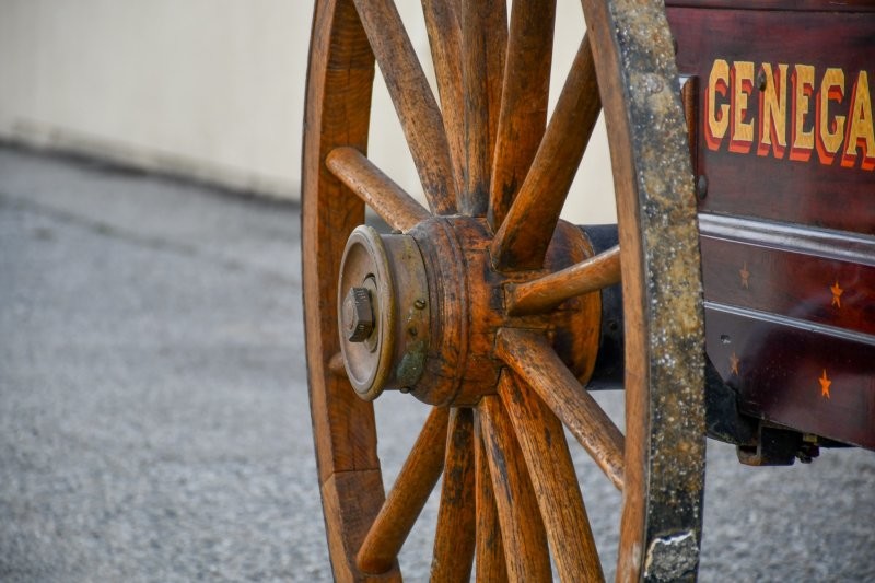 Button & Co. 1856 — старинная пожарная повозка с ручной помпой