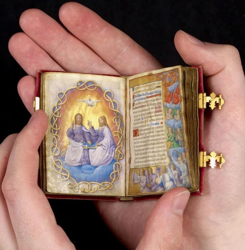 15. Молитвенник Клод де Франс — это крошечная рукопись, похожая на драгоценный камень, которая была сделана для Клод (1499–1524) примерно в 1517 году, когда она стала королевой Франции