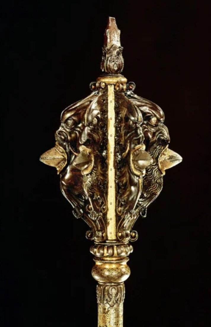 12. Эта булава принадлежала герцогу Пармскому Алессандро Фарнезе. Она покрыта аллегорическими фигурами/сценами и была сделана в Милане примерно в 1580 году