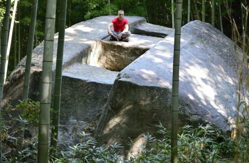 24. Масуда-но-ивафуне представляет собой 800-тонное каменное сооружение длиной примерно 11 метров, шириной 8 метров и высотой 4,7 метра, расположенное на вершине холма в Асука, Япония
