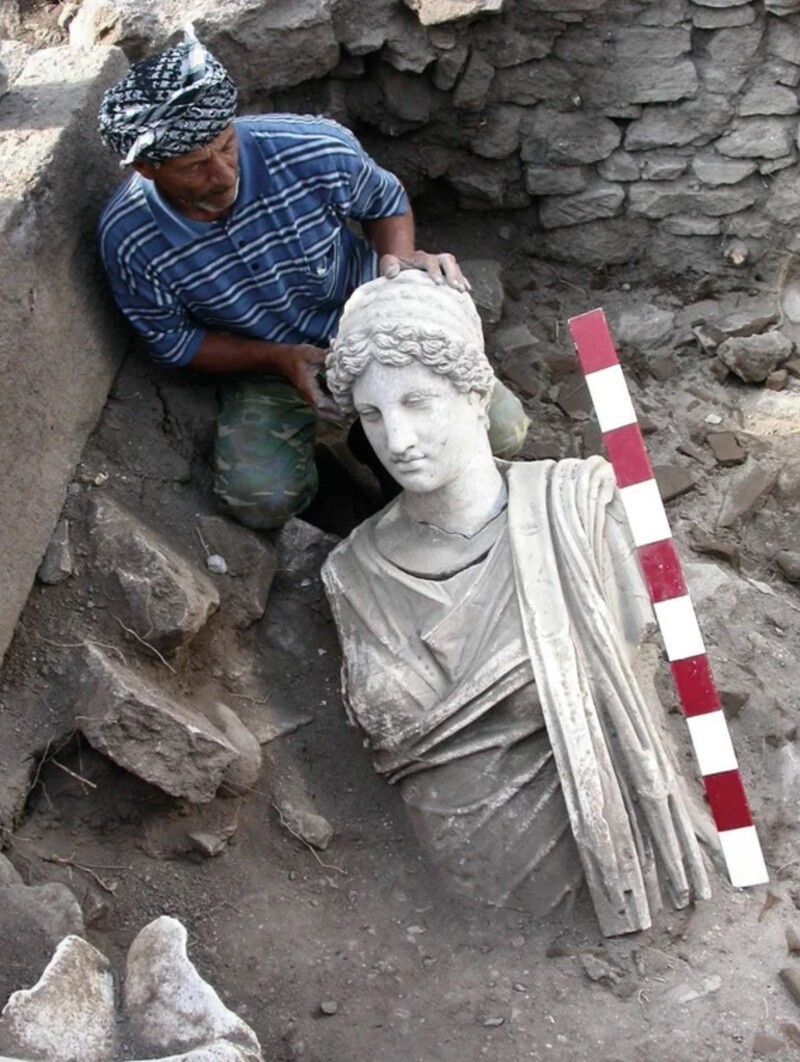 16. Момент обнаружения статуи Гестии в 2017 году в руинах Айгаи в Турции