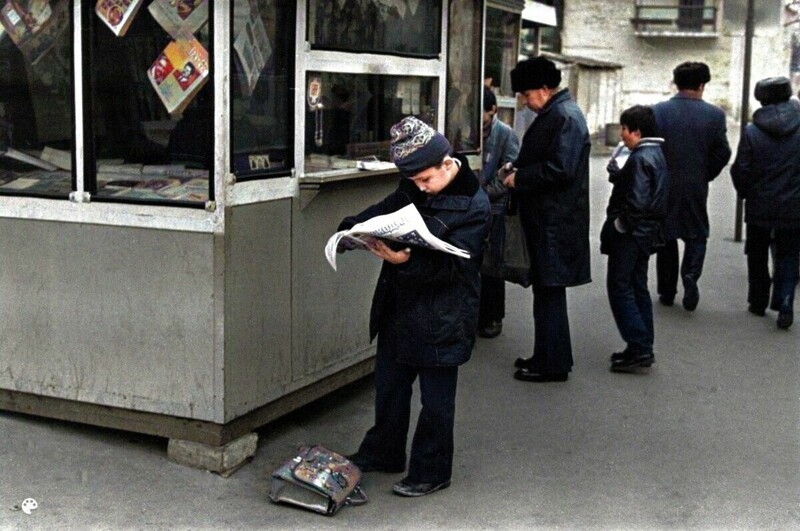 Мальчик и газета, улица Хоревая.