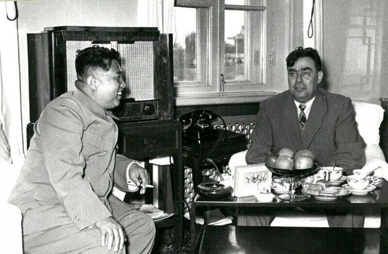 Л.И. Брежнев и руководитель КНДР Ким Ир Сен во время пребывания в КНДР делегации КПСС, апрель 1956 года