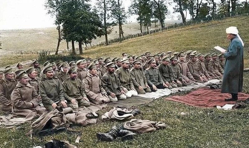 Солдаты-мусульмане Российской Императорской Армии на утренней молитве, 1915 год