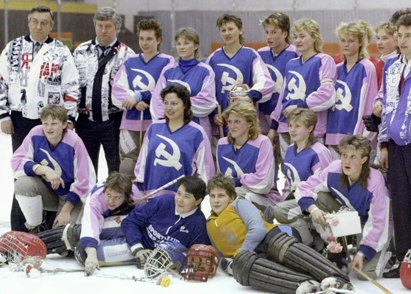 Женская команда города Москвы на международном турнире по мини-хоккею. СССР, 1990 год
