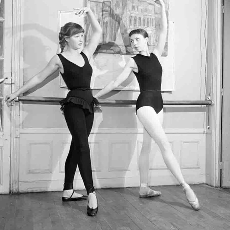 Марина Влади и одна из ее сестер позируют художнику . 1955 год