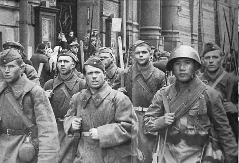Бойцы Красной Армии проходят по ленинградским улицам, направляясь на фронт. 1941 год