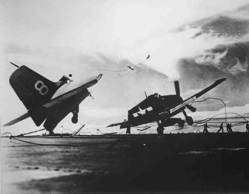 Порвавшийся посадочный трос авианосца разрубает пополам F6F Hellcat.