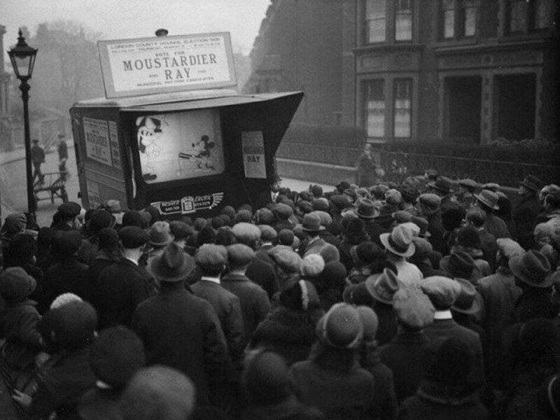 Людей заманивают на выборы показом диснеевских мультфильмов, 1931 год, Лондон.