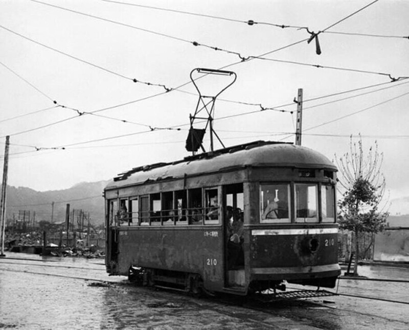 Трамвай идет по разрушенной Хиросиме, сентябрь 1945 года