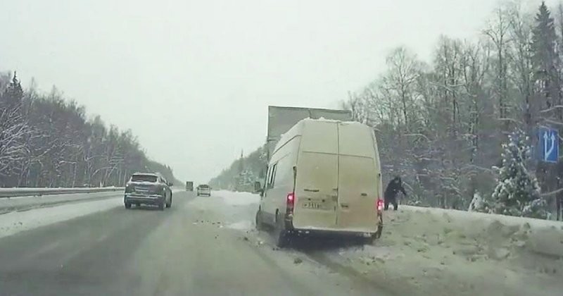 Фургон столкнулся с припаркованным грузовиком на трассе под Калугой