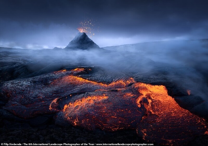 Гора вулканического происхождения Фаградальсфьядль в Исландии. Фотограф Filip Hrebenda