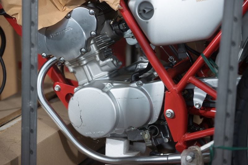 Этот 50-кубовый мотоцикл Honda 1998 года всё ещё в заводском ящике и его можно купить