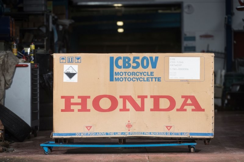 Этот 50-кубовый мотоцикл Honda 1998 года всё ещё в заводском ящике и его можно купить