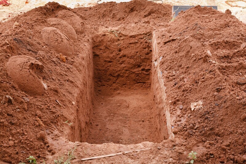 В Одессе мужчина раскопал могилу бывшего начальника, чтобы убедиться, что тот точно умер