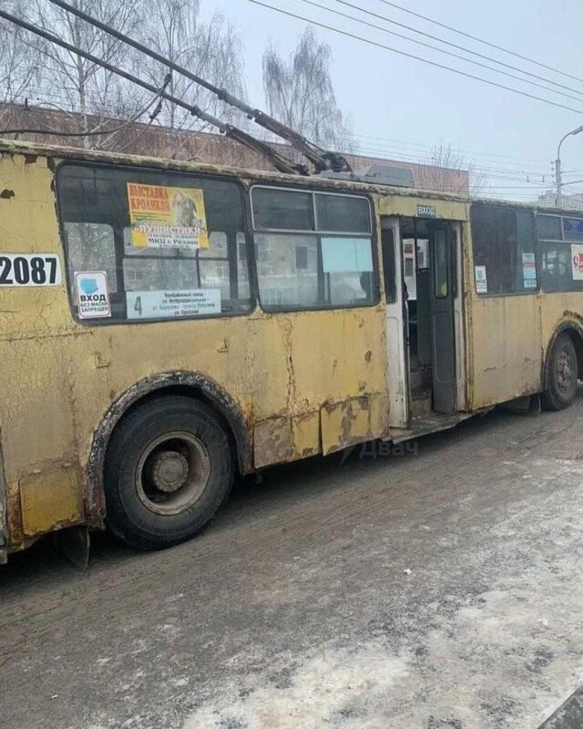 "Изолентой можно починить всё": ржавый троллейбус напугал россиян