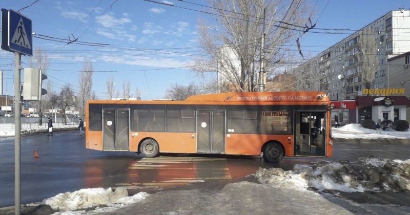 Шла по переходу и на зеленый: наезд автобуса на пешехода в Волгограде
