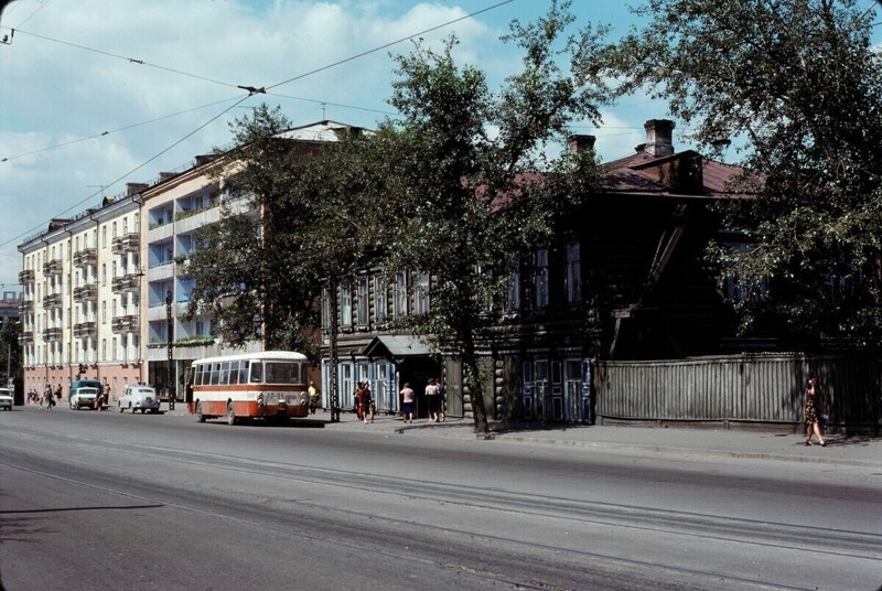 Улица Тимирязева в районе пересечения с улицами Ленина и Седова, Иркутск.