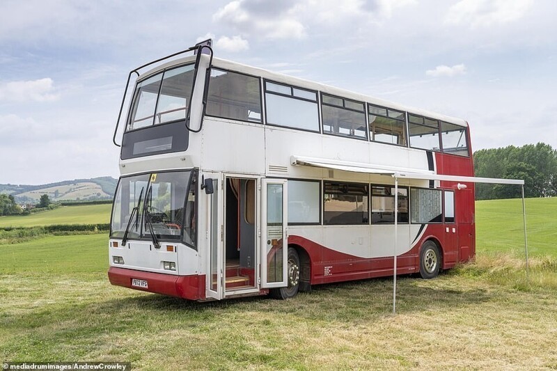 Пара из Великобритании превратила двухэтажный автобус в дом мечты